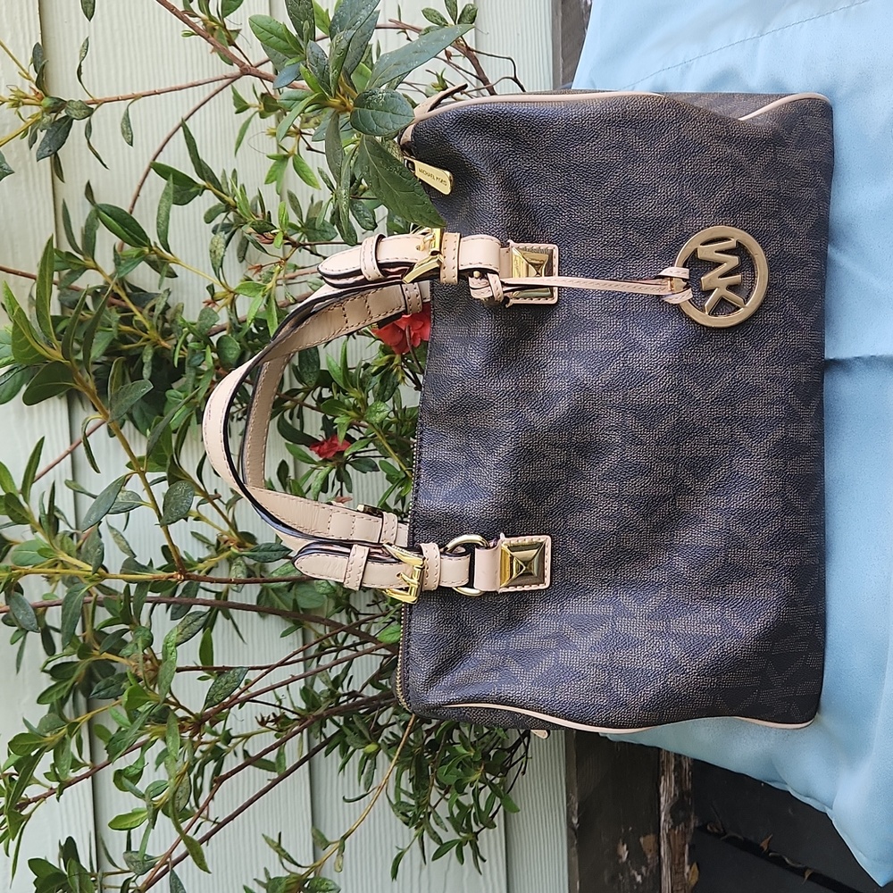 Michael Kors Grayson satchel Preowned, in good conditon.